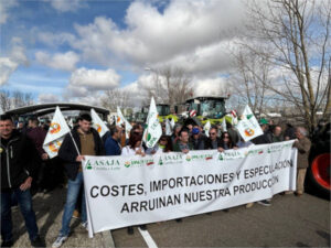 La especulación y las importaciones a bajo precio han reunido a un millar de agricultores en Babilafuente