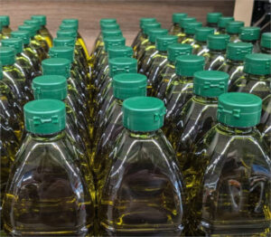 Facua denuncia que seis grandes cadenas vuelven a igualar los precios de sus marcas blancas de aceite de oliva