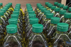 Denuncian un desfase de 2 €/kg en el precio del aceite de oliva en origen