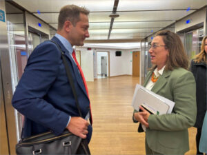 Castilla y León invita al comisario europeo de Agricultura a conocer su sector agrario