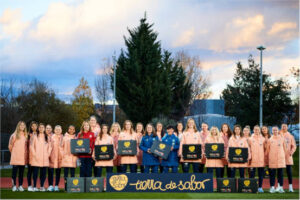 Tierra de Sabor con las jugadoras antes de disputar la final de la UEFA Women’s Nations League
