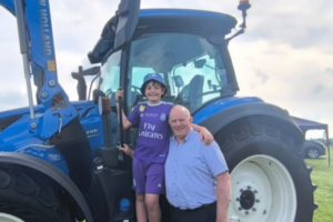 De Irlanda a Bruselas en tractor y con su hijo pequeño
