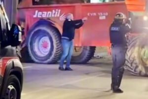 Un agricultor, encañonado y detenido en una protesta en Francia