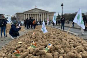 París fuerza una ley agrícola de urgencia tras la protesta de tractores