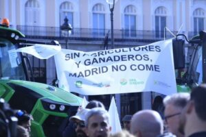 Madrid también es campo: las OPAs madrileñas protestan en la Puerta del Sol