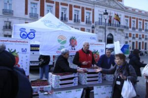 La campaña #YoComoFresasdeHuelva reparte 2.000 tarrinas en Madrid