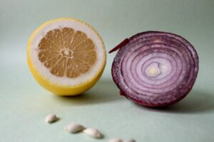 Limones y cebollas lideran las subidas de precio en los supermercados este mes