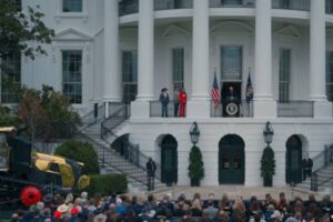 Un tractor dorado y una web con nombre provocador: así vendió Trump su agenda agraria