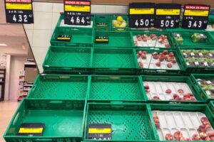 UPA alerta: lineales vacíos por las tardes para hundir el precio de la fruta