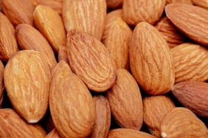 El PE abre la puerta a importar medio millón de toneladas de frutos secos de EEUU