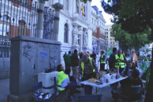 Agricultores acampan ante el Ministerio de Agricultura contra el «atraco del Gobierno al campo»