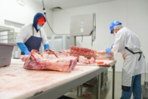 Las patronales cárnicas proponen una subida salarial del 7% hasta 2028