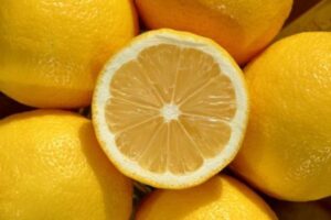 El limón lidera el encarecimiento de los alimentos básicos en los lineales