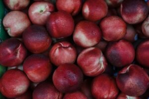 El agricultor cobra hasta diez veces menos por su fruta de hueso de lo que paga el consumidor