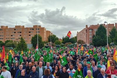 «Estáis matando el mundo rural»: 125 tractores toledanos reclaman soluciones ante la Consejería