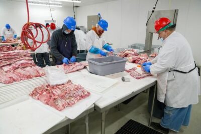 Las patronales cárnicas mejoran su oferta salarial: 3,8 % en 2026 más cláusula IPC